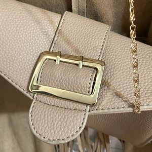 Creamy brown medium purse. Gold chain!! Super comfy and classy to wear.